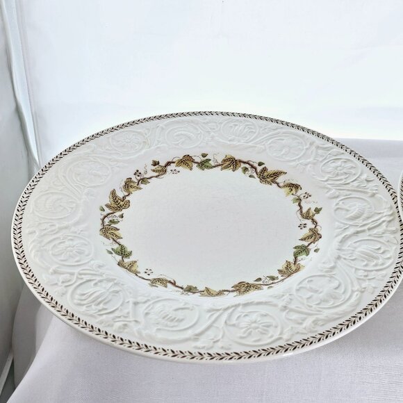 2 Wedgwood Golden Ivy Dinner Plates 10.5" Laurel Rim raised relief England - Picture 5 of 14
